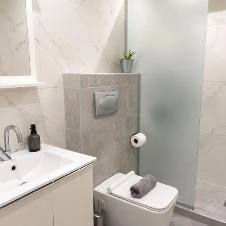 Apartman Comfortable 1br 5 Min To Ladadika, Buka Hospitality